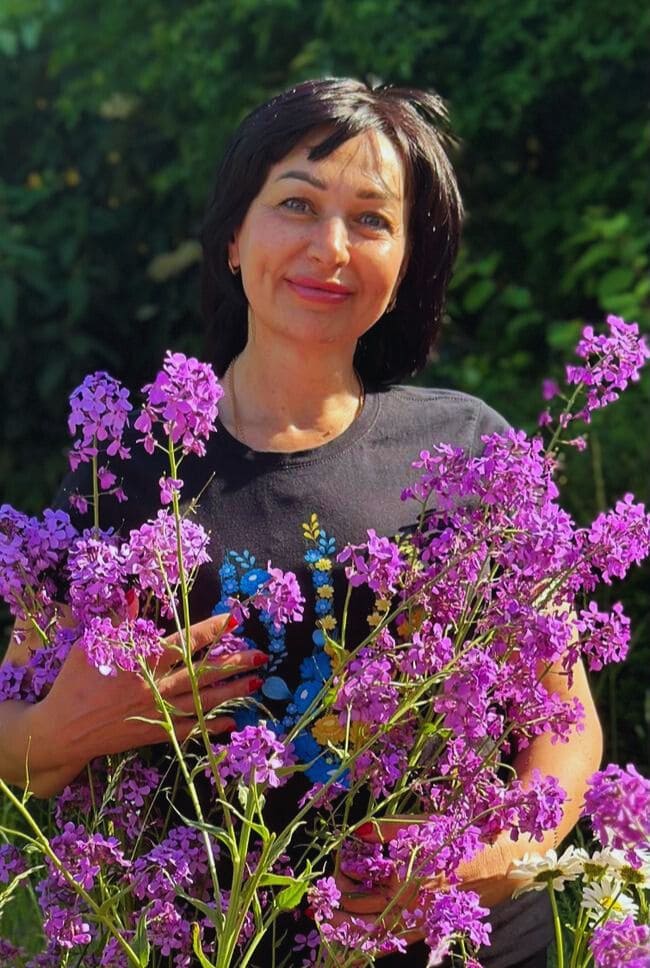 Ukrainerin ab 60 hält einen Blumenstrauß in der Hand