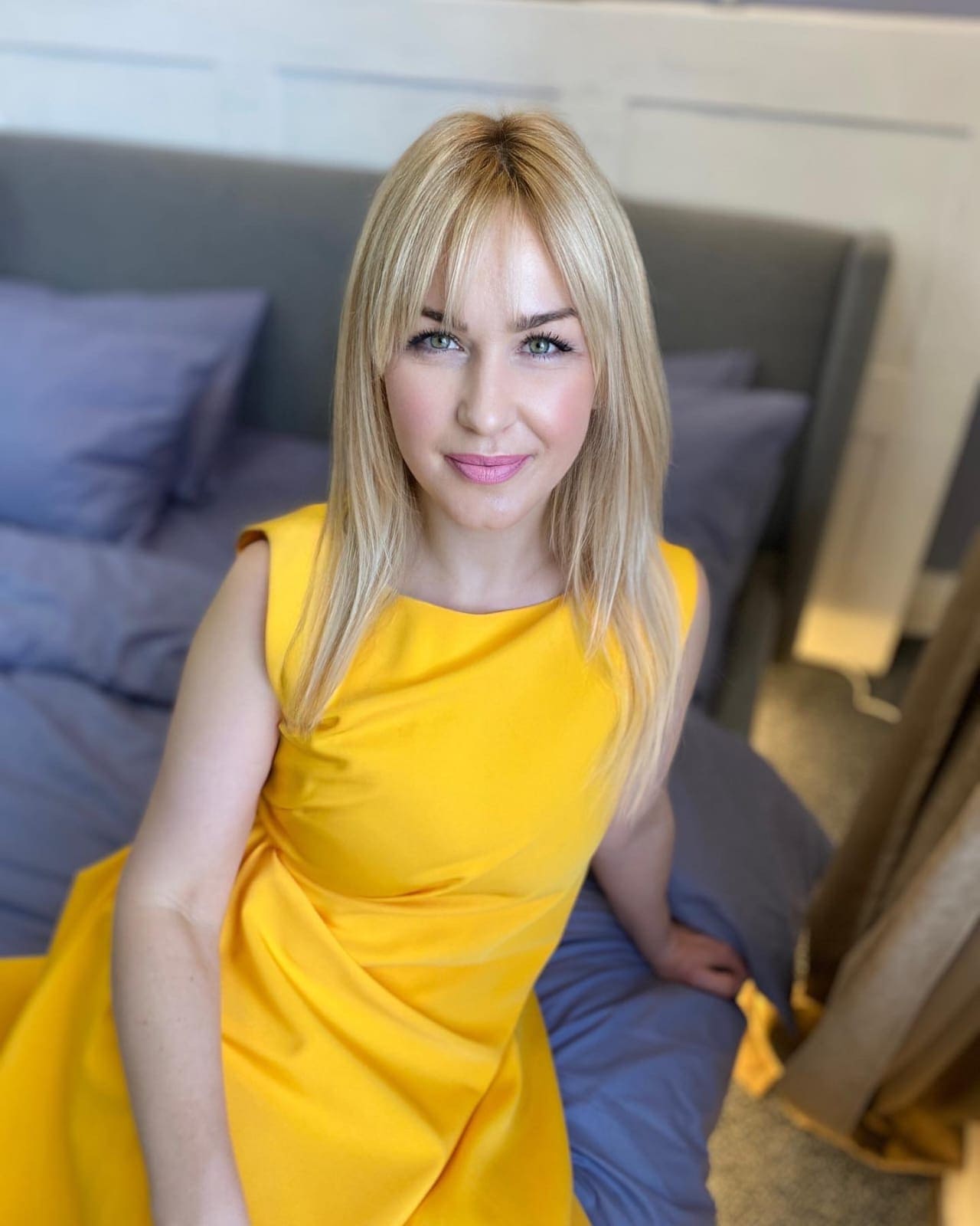 Wunderschöne einsame Frau in einem gelben Kleid.