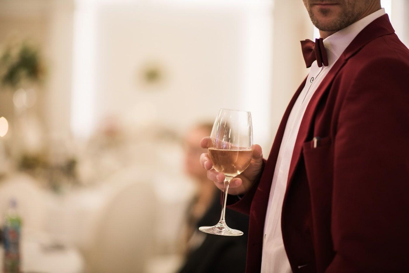 Ein attraktiver Mann mit einem Glas Wein