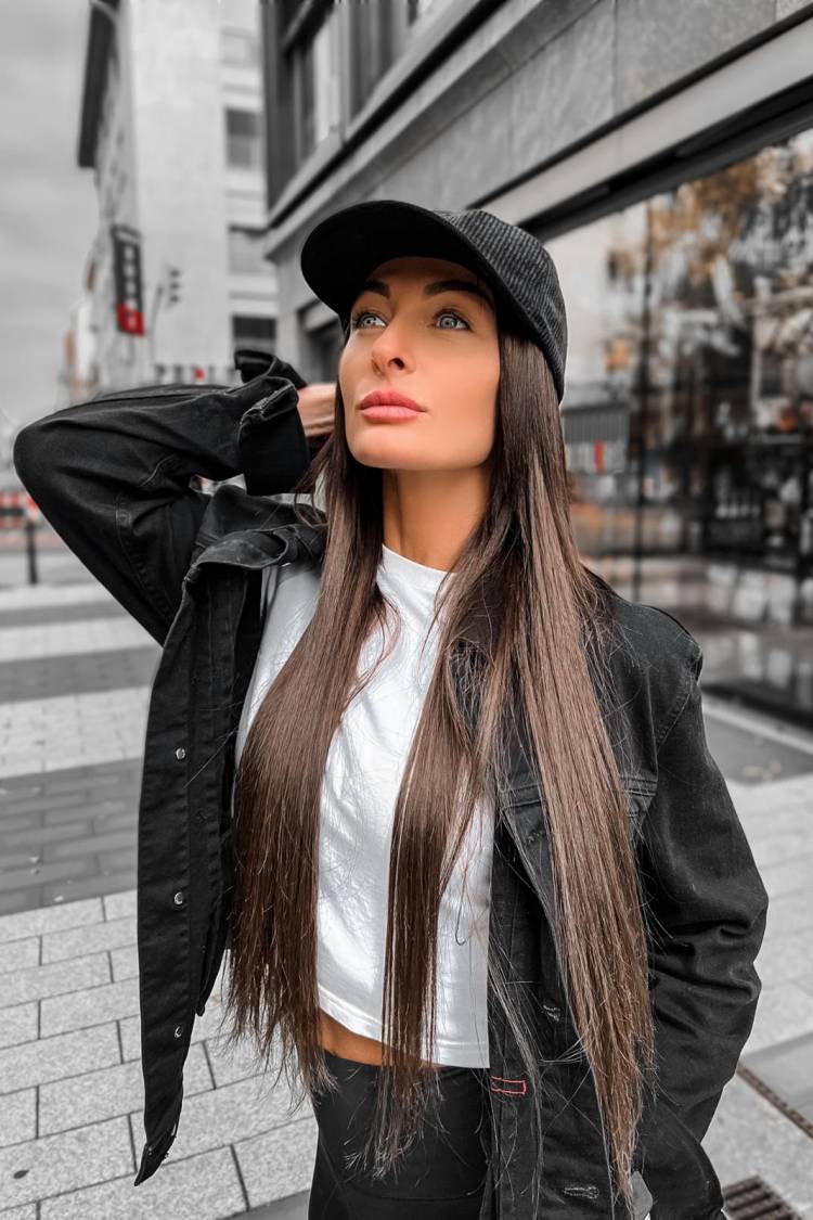 Langhaarige Olga in einem schwarzen Jacke