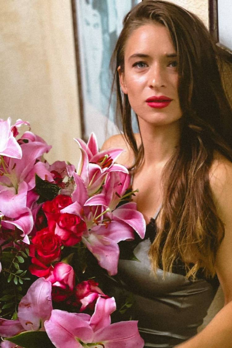 Foto einer jungen und attraktiven Frau mit einem Blumenstraß