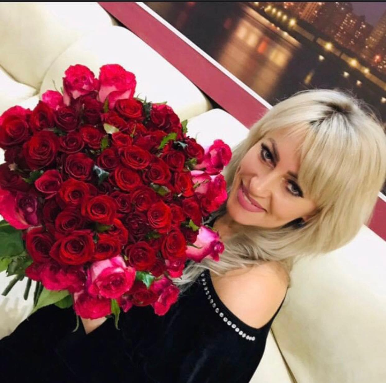 Wunderschöne Oksana mit Blumen im Restaurant