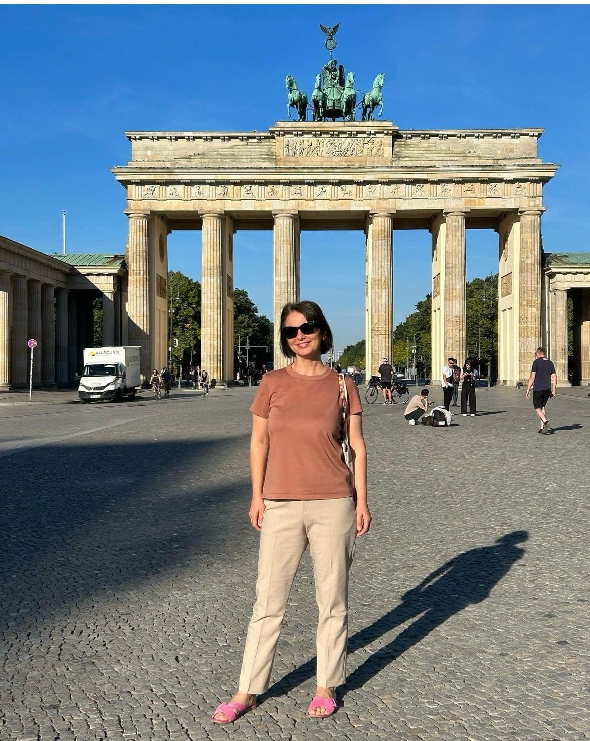 Olena steht vor dem Brandenburger Tor.