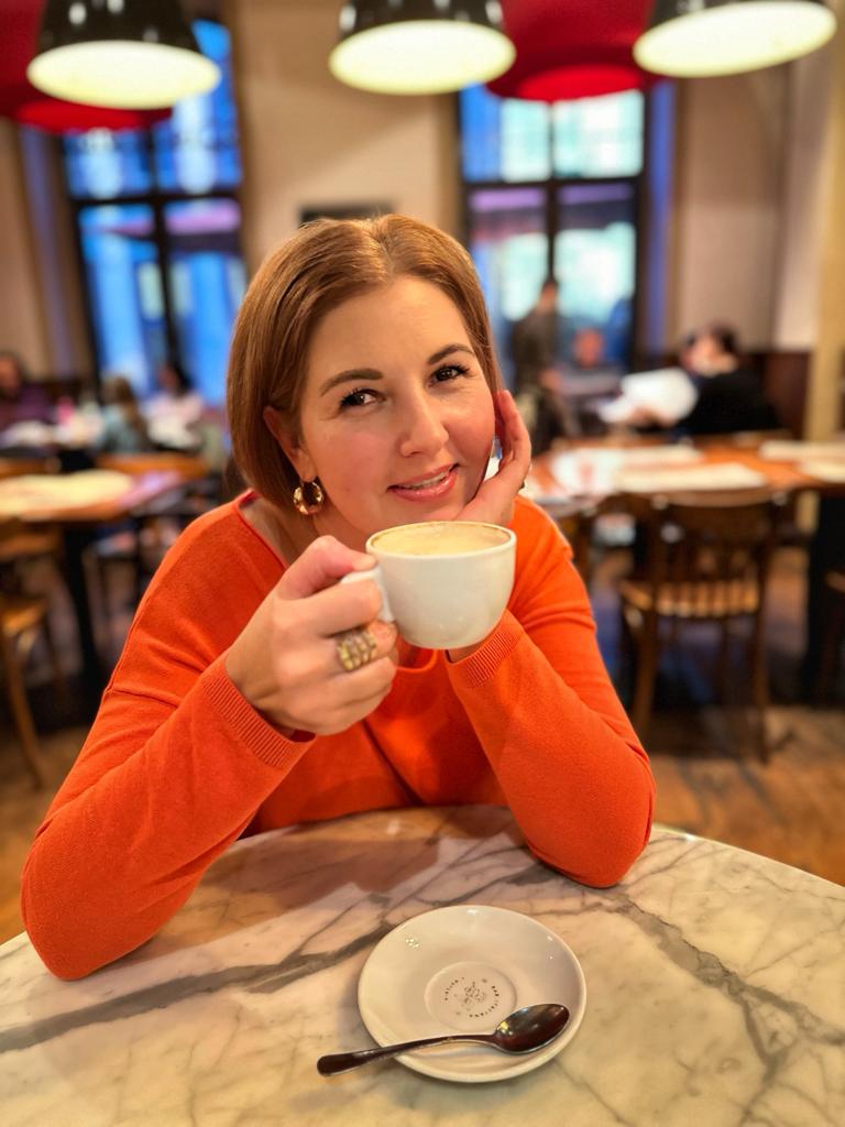 Viktorija trinkt ihr Kafe